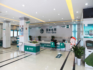 
                
	
                    
	近日，国家电网发布《2017社会责任报告》，据悉，这已是其连续第13年公开年度企业社会责任报告。报告指出，国家电网2017年以人民电业为人民为宗旨，推动电网高质量发展，成功研制世界首个±1100千伏特高压直流穿墙套管，自主研发并投产世界首台1100千伏交流滤波器组断路器，优质高效建成“两交五直”特高压工程，建成川渝第三通道等重点工程