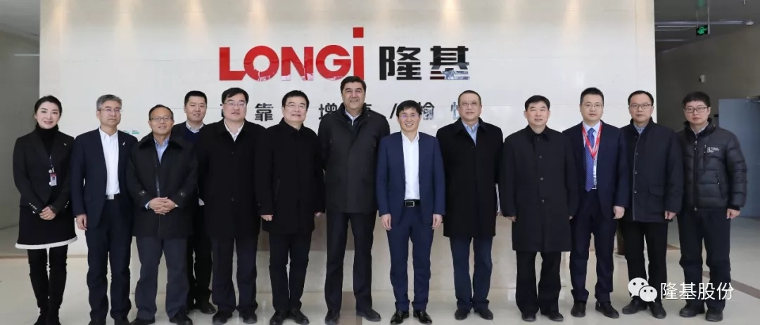     中国能源网┃2月10日，国家发展和改革委员会副主任、国家能源局局长努尔?白克力一行深入隆基绿能科技股份有限公司（简称：隆基股份）调研光伏产业发展。陕西省委常委、省政府常务副省长梁桂及国家能源局综合司司长袁民，国家能源局能源节约和科技装备司司长王思强，国家能源局电力司司长黄学农，国家能源局煤炭司副司长任育之，国家能源局新能源和可再生能源司司长朱明，国家能源局国际合作司司长顾骏，国家能源局西北能源监管局局长黄少中，努尔局长秘书吴瑞鹏，国家能源局能源节约和科技装备司处长董万