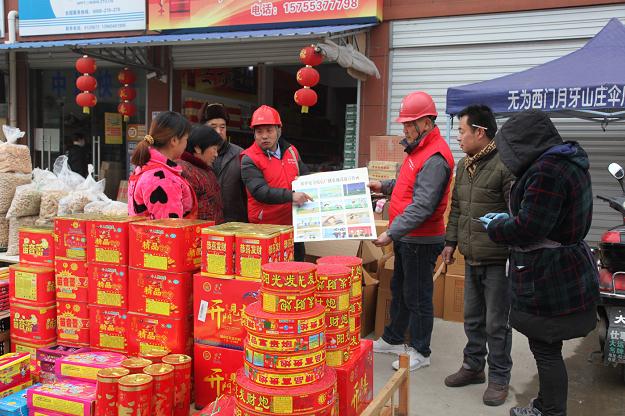 　　 “過(guò)年不要在電力線路下放便炮”、“放便炮要遠(yuǎn)離高壓線”、“春節(jié)要注意安全用電”……2月9日，安徽省蕪湖市無(wú)為供電公司黨員服務(wù)隊(duì)來(lái)到陡溝鎮(zhèn)街頭，向廣大用戶宣傳《電力設(shè)施保護(hù)條例》和安全用電知識(shí)。受到廣大用戶的歡迎和好評(píng)