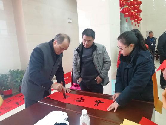 　　新年鐘聲即將敲響，2月9日上午，將樂(lè)供電公司辦公樓一層大廳內(nèi)洋溢著濃濃的節(jié)日氛圍。將樂(lè)縣書法家協(xié)會(huì)楊浴濤、莊文杰等5位書法家為廣大員工書寫對(duì)聯(lián)，送上春節(jié)溫馨的祝福
