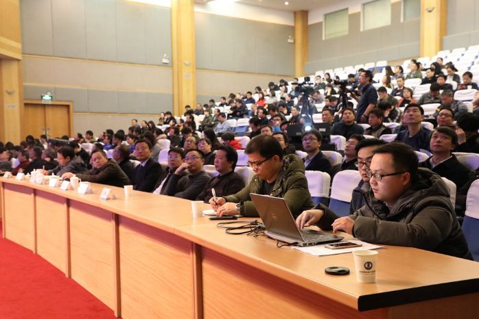      　　本网讯（张冬青）2月9日下午，流域枢纽管理局在三峡坝区建管中心1楼报告厅召开2018年党风廉政建设和反腐败工作会暨2018年第一季度反腐倡廉教育日活动，会议由流域枢纽管理局党委委员、副局长丁琦华同志主持，流域枢纽管理局班子成员张曙光、艾友忠、胡兴娥、黄爱国以及300余名员工参加会议。     　　流域枢纽管理局党委委员、纪委书记艾友忠通报了集团公司2017年违法违纪案件，传达了集团公司2018年党风廉政建设和反腐败工作会议精神，并部署了流域枢纽管理局2018年党风廉政建设和反腐败工作