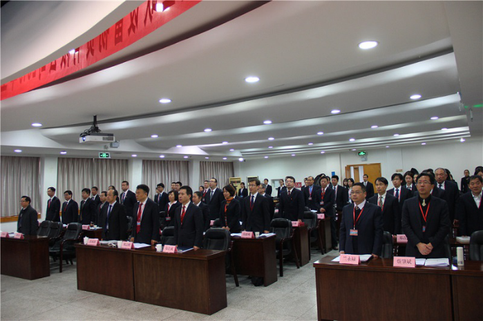      　　     　　摄影：吕铭 张文湘     　　本网讯（曹丽娟）2月7日，设备物资公司2018年工作会暨三届一次职代会、五届一次工代会在宜昌圆满召开。集团公司党群工作部副主任裴成新应邀出席会议并讲话，设备物资公司监事、集团公司成都会计核算中心副主任兰永禄应邀出席会议