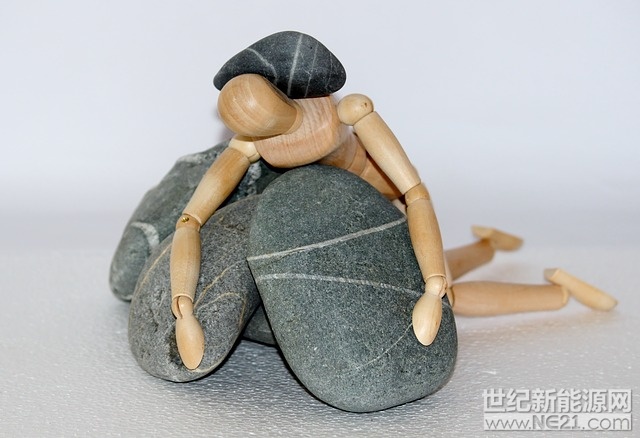 
導(dǎo)語：從登陸納斯達(dá)克的風(fēng)光無兩，到逾期兌付、退市危機(jī)的茍延殘喘，SPI和綠能寶坐著過山車走過了跌宕起伏的兩年。重啟兌付、躲過退市危機(jī)，是垂死掙扎還是絕處逢生？跌入谷底的彭小峰還能否重上人生巔峰？至今兌付比例不足4%，股價跌幅超95%，數(shù)據(jù)恐怕很難讓我們看到錦繡前程