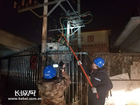 
            	廊坊供電公司震后第一時間啟動應急響應保障用電。邊曉鵬 攝排查震后電網(wǎng)設備運行情況
