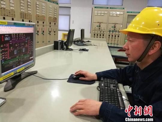 　　汪文怀第28次在变电站过大年　杨小丽　摄    (新春见闻)湖南一变电运维人员第28次在变电站过大年　　中新网岳阳2月15日电(杨小丽 汤涵清)“变电站保护装置投入正常，油温正常！”2月15日15时，在湖南岳阳市110千伏马壕变电站，国网岳阳供电公司变电运维班班长汪文怀迎着蒙蒙细雨，开始新一轮的春节保电特巡。　　当天上午8时，汪文怀就带着班里2名人员来到110千伏马壕变电站，开始一天的岗位值守