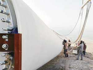 
                
	
                    
	日前，由中国能建西北电建承建的内蒙古达茂旗航天日泽风电供热项目首台风电机组成功并网发电。

	

	据悉，该风电供热项目总装机59兆瓦，设计安装25台风电机组