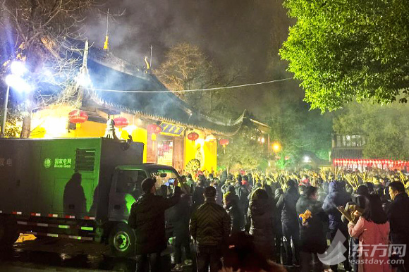 
　　除夕夜，國網上海電力應急電源車在龍華寺內提供應急照明，保障市民“燒頭香”活動秩序穩(wěn)定

　　為確保申城人民歡度2018年新春佳節(jié)，國網上海市電力公司積極落實春節(jié)保電各項應急搶修預案，合理安排電網運行方式，積極保障電力有序供應，確保全市居民春節(jié)安全可靠用電。

　　自1月上旬起，為應對連續(xù)的寒潮和雨雪冰凍天氣，國網上海電力各單位組織運維人員進一步加強城區(qū)電網設備特巡工作，針對特高壓變電站、跨區(qū)換流站、重要樞紐變電站及全市范圍重要區(qū)域的配網設備開展了一輪狀態(tài)檢測工作