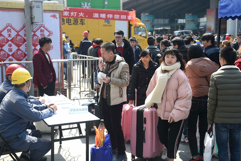 
　　今年春運，廣州南站日均客流量近30萬人次、日均停靠動車組數量達800趟，雙雙位居全國第一。為確保該站供電萬無一失，春運期間，南方電網廣州供電局保供電團隊在廣州南站設立臨時指揮部，配備應急電源車并對相關線路開展特巡特維