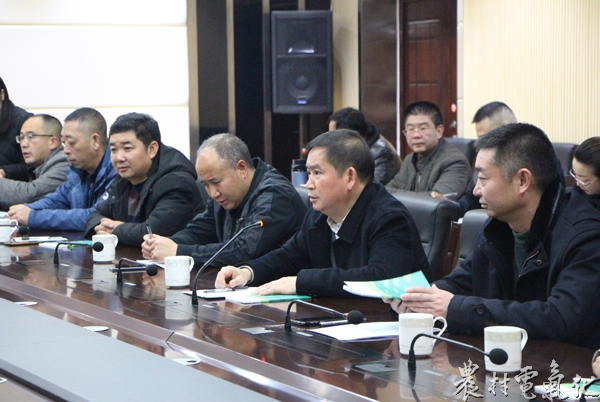 
金州电力公司董事长、总经理吕世霖作传达学习

图为会议现场
　　农村电气化网讯：2月14日，贵州金州电力公司召开正风肃纪“廉节”专题会，公司董事长、总经理吕世霖在对万峰电力公司进行春节慰问的同时，结合近日州纪委关于对6起违反中央八项规定精神典型问题的通报和关于持之以恒正风肃纪确保春节风清气正的通知精神，向公司广大中层管理干部作传达学习，并对春节期间“廉节”的相关事宜作了强调和要求。

　　专题会上，吕世霖结合中共黔西南州纪委州纪通（2018）1号《关于对6