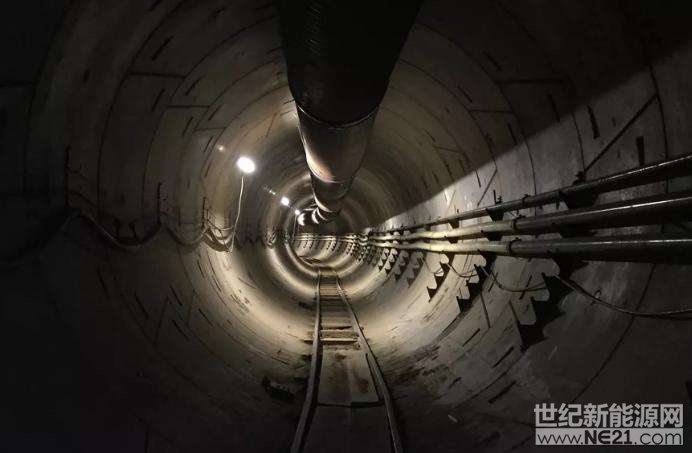 “刷屏王”伊隆˙馬斯克又來了!

關(guān)于這位天才創(chuàng)業(yè)冒險家的最新消息是，他的“地下隧道”工程拿到政府批文了。

當?shù)貢r間2月19日《華盛頓郵報》透露了這個消息——特斯拉及SpaceX公司的創(chuàng)始人伊隆˙馬斯克(ElonMusk)獲得了華盛頓政府的批準，可以在紐約和華盛頓特區(qū)之間挖掘一個地下隧道，目前該工程已在華盛頓紐約大道一處停車場開始準備性挖掘