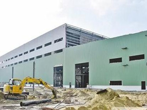 
                
	
                    
	近日，落户于秀屿临港产业园的上海电气福建海上风电制造基地建设项目现场，一派热火朝天的繁忙施工场景。为确保项目能在3月1日正式建成投产，实现首季开门红，项目工作人员正在加班加点全速推进