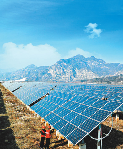                         &nbsp;                            &nbsp;            &nbsp;　　为推进京津冀协同发展和实现绿色冬奥的目标，北京市大力推广普及清洁能源，不仅全力完成延庆冬奥赛区周边区域“煤改电”任务，还积极推进张北柔性直流示范工程，将张家口地区的风电、太阳能等清洁能源送入北京北部电网，2019年竣工后预计每年可输送100亿千瓦时，相当于目前北京市全年用电量的1/9。图为2月25日，国网北京延庆供电公司工作人员正在八达岭太