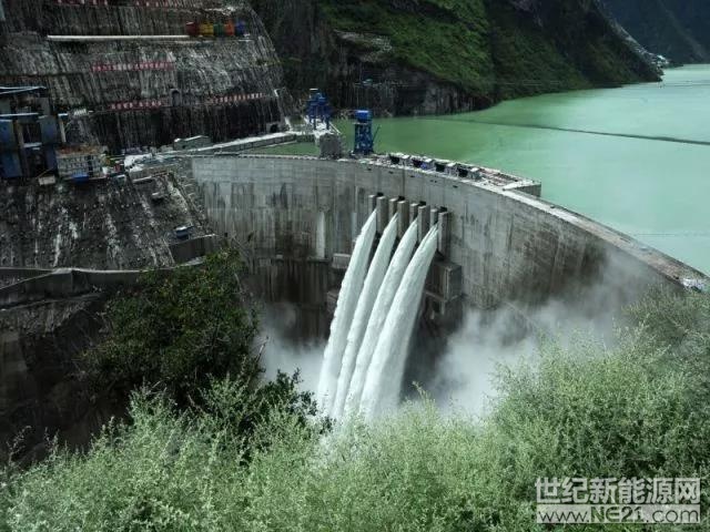 2017年，我國(guó)水電事業(yè)發(fā)展勢(shì)頭穩(wěn)中向好，新增投產(chǎn)規(guī)模超“十三五”規(guī)劃進(jìn)度。中電聯(lián)《2017～2018年度全國(guó)電力供需形勢(shì)分析預(yù)測(cè)報(bào)告》顯示，我國(guó)2017年新增水電裝機(jī)1287萬千瓦，完成“十三五”規(guī)劃總規(guī)模目標(biāo)的21.29%，比2016年提高1.87個(gè)百分點(diǎn)