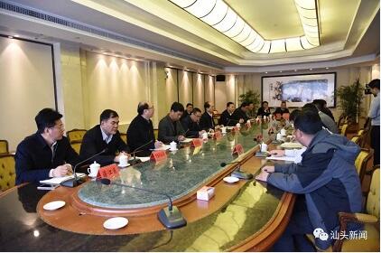 今天上午,市长郑剑戈在汕头迎宾馆与上海电气风电集团总裁金孝龙一行座谈,就进一步推动双方合作进行深入交流。
上海电气汕头风电装备项目位于濠江区广澳物流园,占地面积136亩,计划投资5亿元,计划产能150—200台,预计年产值将超过60亿元