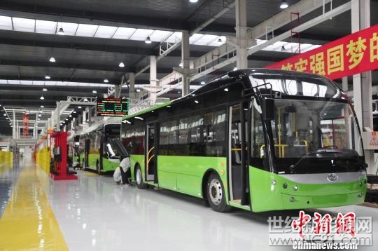 科技部部長(zhǎng)萬(wàn)鋼2月26日表示，按照國(guó)務(wù)院頒布的發(fā)展規(guī)劃，到2020年，新能源汽車年產(chǎn)量要達(dá)到200萬(wàn)輛，希望下一步能夠隔年翻番，要達(dá)到這個(gè)目標(biāo)，還需要有很強(qiáng)的創(chuàng)新能力。



圖為廣西貴港市華奧新能源汽車有限公司新能源汽車生產(chǎn)作業(yè)區(qū)