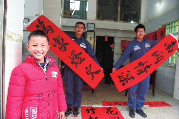
　　春節(jié)前夕，西湖村村民李谷漢為西湖村家家戶戶寫下熱鬧喜慶的春聯(lián)。

　　廣東電網(wǎng)公司梅州五華供電局志愿者到西湖村看望村里的老人