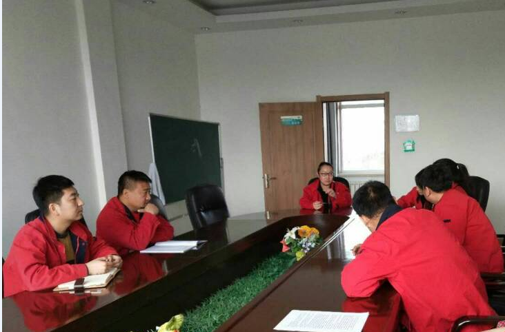                  2月23日，春节长假后的第二天，乌海电业局海南农电所开展了专题安全日活动，充分利用安全生产典型案例回头看手段，回顾以往客户投诉事故案例，组织抢修和窗口人员进行安全生产及优质服务大讨论，让每一名抢修人员牢固树立“安全第一、用户至上”的思想，彻底杜绝习惯性违章及客户投诉。参会人员一下子就被吸引住了，大家对这样的安全日活动形式赞不绝口