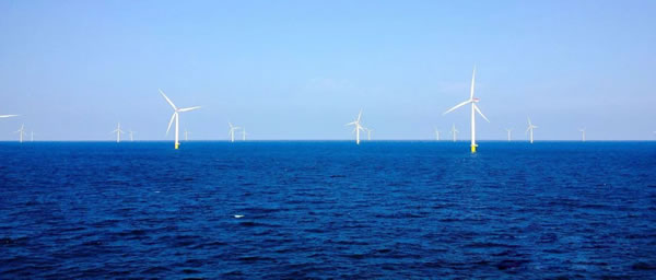 丹麦公司Ørsted(原名DONG Energy)在丹麦的海上风电场Anholt Offshore Wind Farm装机400兆瓦,是世界上最大的海上风电场之一。
该风电场投资16.5亿美元,风机由西门子公司制造(111座3.6兆瓦风机),2013年9月正式并网发电