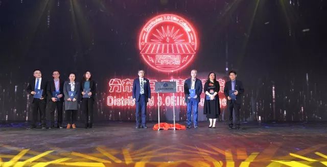 　　中国能源网┃2月26日，在“光伏硬科技 人类新生活”中国（西安）光伏硬科技创新峰会上，由分布式3.0精英企业联盟召集人李文学先生和中国可再生能源学会光伏专委会秘书长吕芳女士，中山大学太阳能系统研究所所长、中国可再生能源学会光伏专委会副主任沈辉先生共同为“分布式3.0精英学院”揭牌，标志着“分布式3.0精英学院”（以下简称“学院”）正式成立。　　分布式3.0精英企业联盟召集人李文学先生为分布式3.0精英学院院长