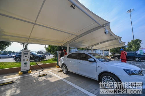 

資料圖：高速服務(wù)區(qū)電動(dòng)汽車(chē)充電站運(yùn)維人員幫助一位首次使用服務(wù)區(qū)充電設(shè)備的電動(dòng)車(chē)主進(jìn)行充電。 新華社記者徐昱攝
參考消息網(wǎng)2月28日?qǐng)?bào)道 西媒稱，中國(guó)將在2022年擁有該國(guó)首條太陽(yáng)能“超級(jí)高速公路”
