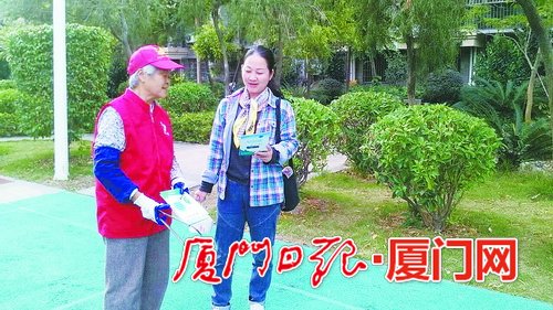 
            	在碧海蓝天小区，志愿者宣传垃圾分类。社区小朋友变身垃圾分类志愿者