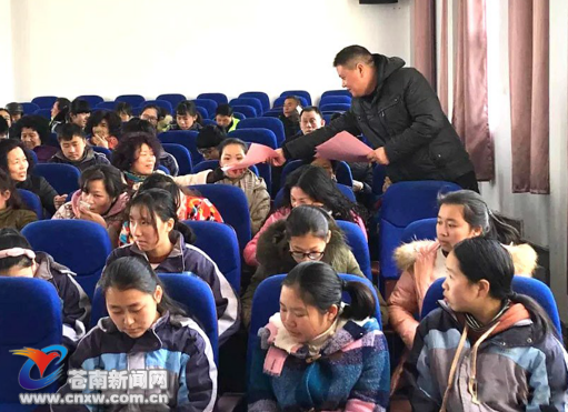 
            	近日，龙港镇u艚社区在u艚二小开展垃圾分类教育培训活动，方城底、东浦口、横池三个村代表和学校师生共约300人参加培训。据了解，龙港镇自全力推进“垃圾革命”以来，大力实施“垃圾革命”进校园活动，全面提高师生垃圾分类意识，普及垃圾分类常识，将开展垃圾革命活动与学校德育工作、美丽校园建设等有机结合，培养师生的环保意识、垃圾分类的良好习惯，构建学校、家庭、社区三位一体教育机制