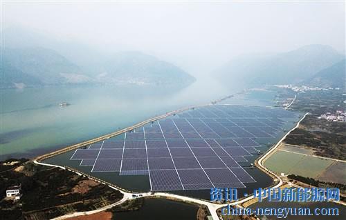                                                                                                                                                 
	　　圖為位于浙江省建德市三江口區(qū)域的漂浮式光伏電站。新華社記者　申 宏攝

	　　經(jīng)歷過去兩年的爆發(fā)式增長之后，2018年光伏市場是否還能保持高速增長備受關(guān)注