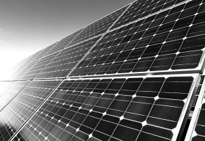 　　去年光伏组件出口达到37.9GW出口额或较2016年小幅下跌　　■本报记者 于 南　　根据中国光伏行业协会数据，2017年，全球光伏市场新增装机容量达到102GW，同比增长超过37%，累计光伏容量达到405GW。其中，我国新增装机量53GW，同比增长超过53.6%，连续5年位居世界第一，累计装机达到130GW，连续3年位居全球首位