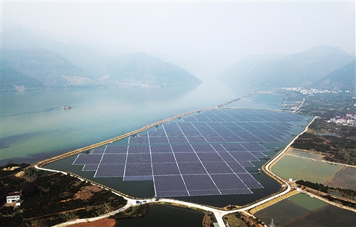 　　图为位于浙江省建德市三江口区域的漂浮式光伏电站。新华社记者　申 宏摄　　经历过去两年的爆发式增长之后，2018年光伏市场是否还能保持高速增长备受关注
