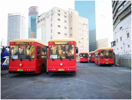 　　中国能源网┃3月1日，银隆首批纯电动仿古铛铛车正式在青岛街头上路，为美丽的青岛海滨再添一道靓丽风景助力绿色出行。&nbsp; &nbsp;　　&nbsp;&nbsp;　　银隆纯电动仿古铛铛车&nbsp;　　青岛是国家沿海重要中心城市和滨海度假旅游城市、国际性港口城市、国家历史文化名城