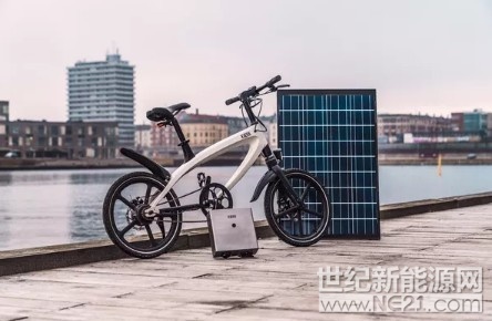电动自行车在市场上并不少见，但总部位于哥本哈根的一家创业公司最近推出了一个小巧迷你的紧凑型产品并搭载太阳能电池组，可谓是黑科技感十足。同很多电动自行车一样，这款自行车同样具备自动助理的功能，使用的是250瓦电动机，在短短几秒钟之内就可以达到15英里/小时的速度，而电池充满的状态下则可以保持30英里的续航标准，满足日常上下班通勤是完全没有问题的
