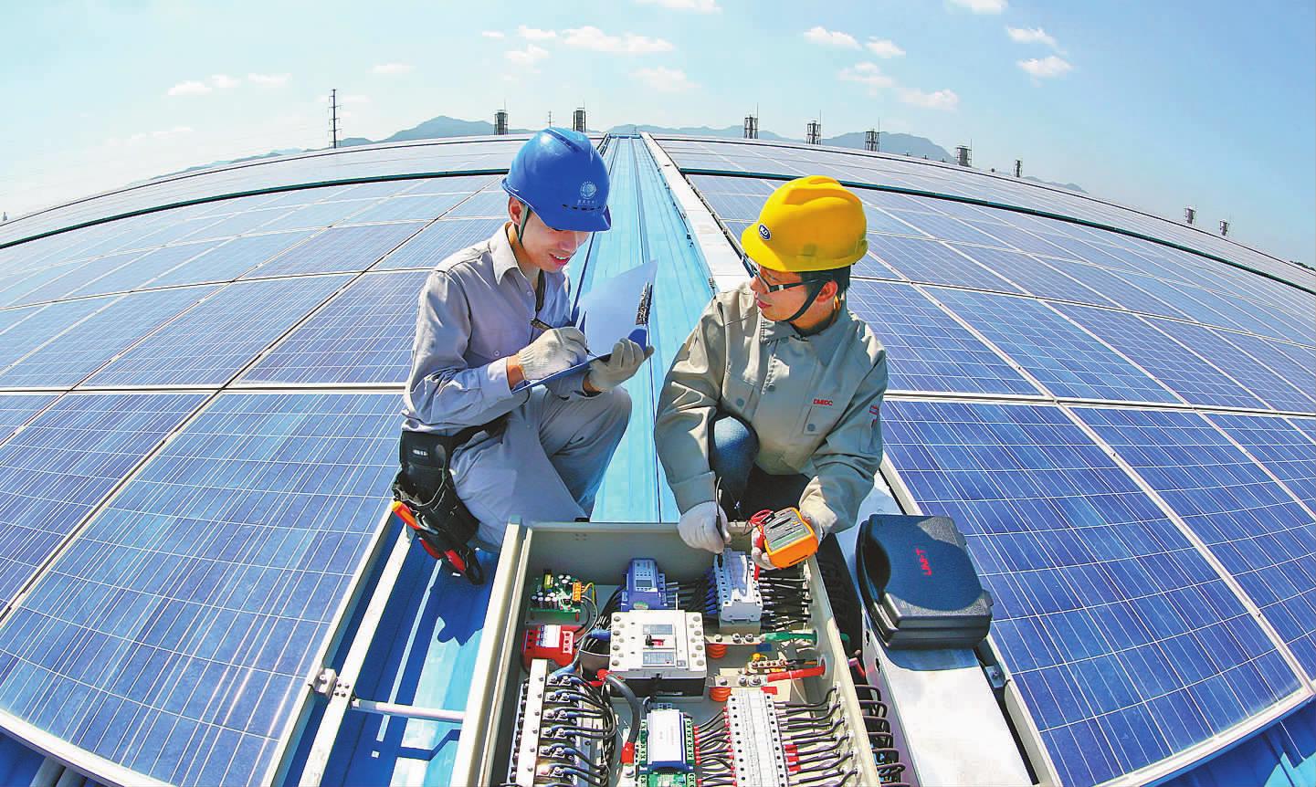 　　光伏单多晶制造门槛进一步抬高。工信部3月1日发布的新版光伏制造行业规范条件(下称“规范条件”)显示，未来将严格控制新上单纯扩大产能的光伏制造项目，要求新建和改扩建企业的多晶硅项目每期规模不低于3000吨/年，多晶硅电池和单晶硅电池最低光电转换效率分别不低于19%和21%