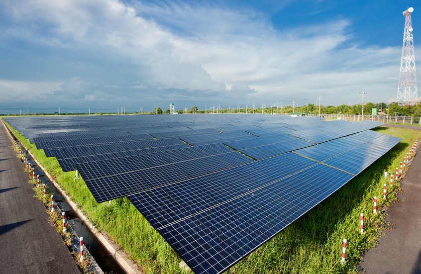 　　昨日，工信部印发《光伏制造行业规范条件(2018年本)》，强调严格控制新上单纯扩大产能的光伏制造项目。　　工信部称，为深入落实《国务院关于促进光伏产业健康发展的若干意见》，进一步推动光伏产业结构调整和转型升级，持续加强行业管理，提高行业发展水平，对《光伏制造行业规范条件》进行了修订