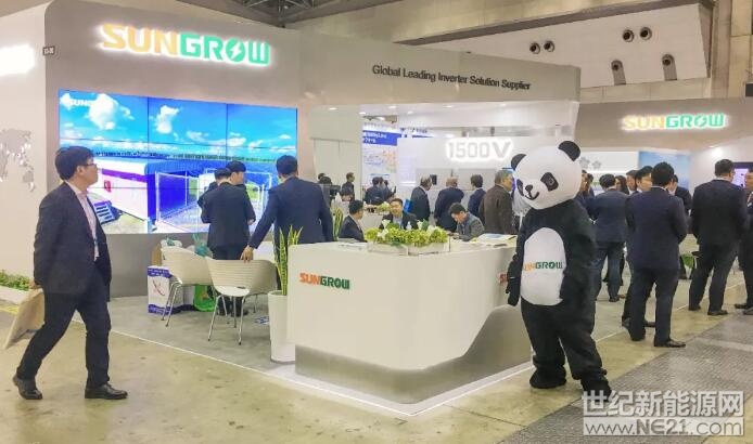 2月28-3月2日，日本規(guī)模最大、最具影響力的日本國(guó)際智能能源周在東京盛大舉行。逆變技術(shù)實(shí)力派陽(yáng)光電源攜1500V組串逆變器新品、直流側(cè)儲(chǔ)能系統(tǒng)、浮體等頂尖產(chǎn)品與解決方案精彩亮相，兩天吸引上萬(wàn)參觀者駐足，其中儲(chǔ)能還現(xiàn)場(chǎng)簽約近30MWh大單，在日本刮起一股“陽(yáng)光風(fēng)暴”
