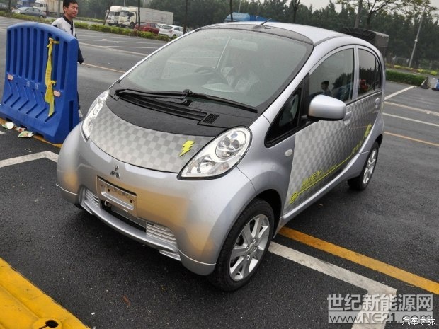 日前據(jù)外媒報道，三菱在即將開始的日內(nèi)瓦車展上將配合新款歐藍德插電式混動車型，展示一款充電樁查詢App。據(jù)悉，該款App將幫助新能源汽車車主查詢周圍充電站的實時信息，這也是首個由汽車廠商推出的充電樁查詢軟件
