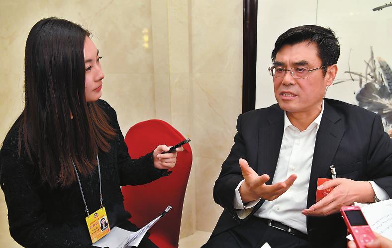 　　編者按 黨的十九大謀劃了全面建設(shè)社會(huì)主義現(xiàn)代化強(qiáng)國(guó)的宏偉藍(lán)圖，強(qiáng)調(diào)培育具有全球競(jìng)爭(zhēng)力的世界一流企業(yè)。目前，電力領(lǐng)域各央企紛紛據(jù)此提出了新的戰(zhàn)略目標(biāo)，進(jìn)一步謀求轉(zhuǎn)型發(fā)展
