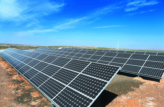 　　近日，有券商研究表明，2017年-2018年，光伏玻璃需求增长21%，超过光伏新增装机15%的复合增速。预计今年行业有效供给增量不超过10%，全年供需将维持偏紧状态，价格有望维持强势