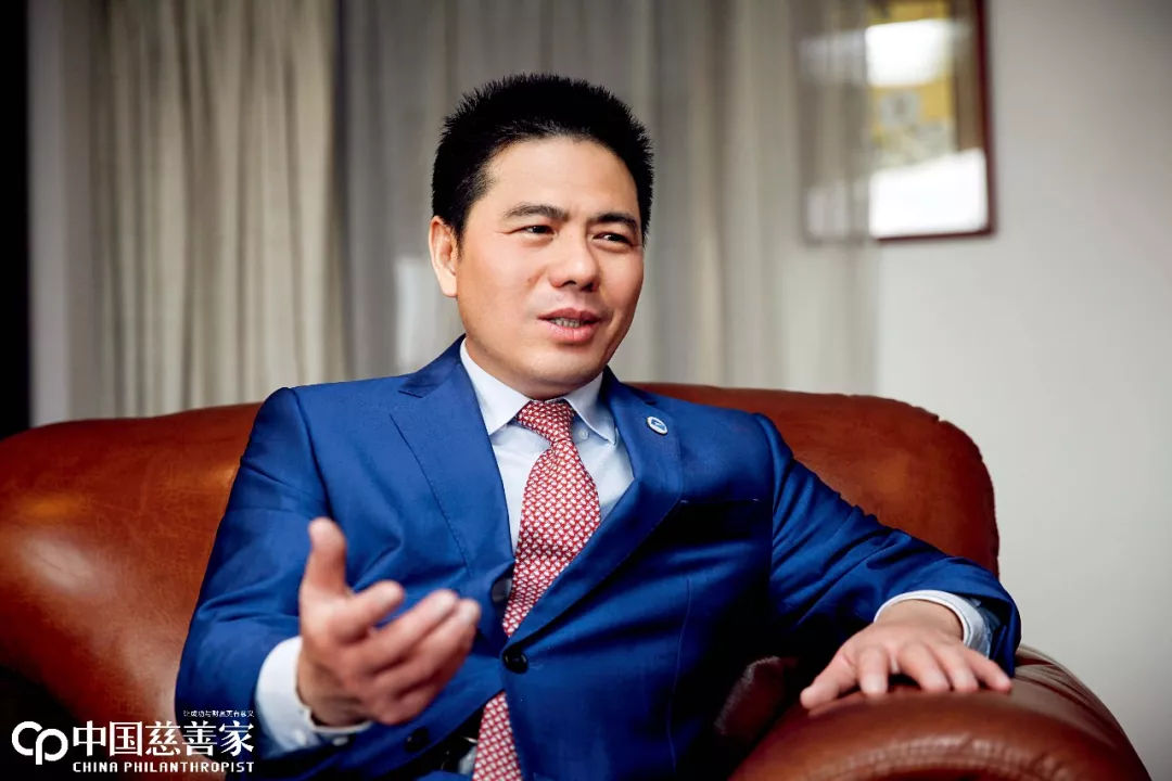 
                
	
                    
	蔣錫培看上去像個(gè)厚道的農(nóng)民兄弟，三十幾年前的氣質(zhì)，仍有相當(dāng)部分存留在這個(gè)如今的電纜產(chǎn)業(yè)巨頭身上。與這氣質(zhì)一塊兒留下的，是被他稱為兄弟姐妹的身障人士