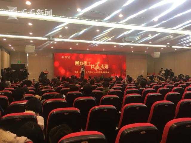
　　今天（3月1日），記者從國(guó)網(wǎng)上海市電力公司召開的“通商惠工？共贏未來”2018年優(yōu)質(zhì)服務(wù)工作啟動(dòng)會(huì)上獲悉：為向廣大客戶提供更加良好的營(yíng)商環(huán)境，國(guó)網(wǎng)上海電力將全面打造以客戶為中心的能源管家服務(wù)品牌，厚植微小企業(yè)發(fā)展土壤，實(shí)現(xiàn)低壓客戶電力接入工程零投資，加快推進(jìn)公司向綜合能源服務(wù)商的轉(zhuǎn)型升級(jí)。

　　會(huì)上，國(guó)網(wǎng)上海電力表示，公司將以實(shí)際行動(dòng)著力推行2018年供電服務(wù)十項(xiàng)新舉措，包括：助力優(yōu)化營(yíng)商環(huán)境，全面落實(shí)“五省、五增”十大舉措；夯實(shí)民生服務(wù)，實(shí)施八大服