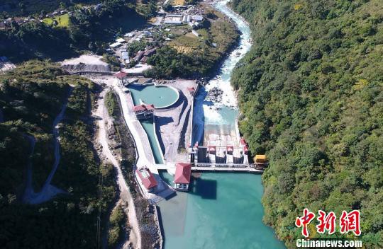 記者26日獲悉，中資企業(yè)尼泊爾上馬相迪項目公司近日獲尼泊爾國家電力局表彰。
尼泊爾國家電力局在表彰函中表示，尼泊爾上馬相迪項目公司所屬的上馬相迪A水電站為整個國家的電力系統(tǒng)做出巨大貢獻