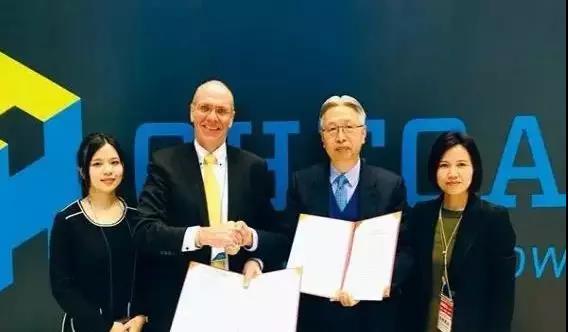 為推動(dòng)臺(tái)灣與加拿大兩國間的氫能與燃料電池技術(shù)與產(chǎn)業(yè)交流，臺(tái)灣燃料電池伙伴聯(lián)盟與加拿大氫能與燃料電池協(xié)會(huì)日前在東京舉辦的再生能源周(FCexpo)會(huì)場簽訂合作備忘錄，透過雙方業(yè)界聯(lián)盟的合作，帶動(dòng)臺(tái)、加產(chǎn)業(yè)的合作發(fā)展，共創(chuàng)雙贏。

	
▲臺(tái)灣燃料電池伙伴聯(lián)盟召集人左峻德(右二)、加拿大氫能與燃料電池協(xié)會(huì)會(huì)長Andreas Truckenbrodt(左二)代表雙方簽訂合作備忘錄;聯(lián)盟執(zhí)行長林若蓁(左一)、加拿大辦事處商務(wù)經(jīng)理陳幼欣(右一)