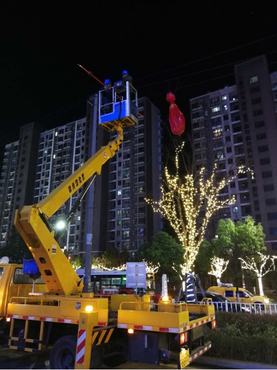 　　3月4日下午到5日夜間，短時(shí)強(qiáng)對(duì)流天氣及8級(jí)以上雷雨大風(fēng)等惡劣天氣襲擊江西，導(dǎo)致南昌、贛西、贛東北、宜春、九江、景德鎮(zhèn)等地區(qū)電網(wǎng)的部分電力設(shè)施受損停運(yùn)，累計(jì)有122條10千伏及以上線路、2225個(gè)臺(tái)區(qū)、15.57萬(wàn)用戶停電。經(jīng)電力員工的快速搶修，到5日上午7時(shí)，接近80%的受影響用戶已恢復(fù)正常供電
