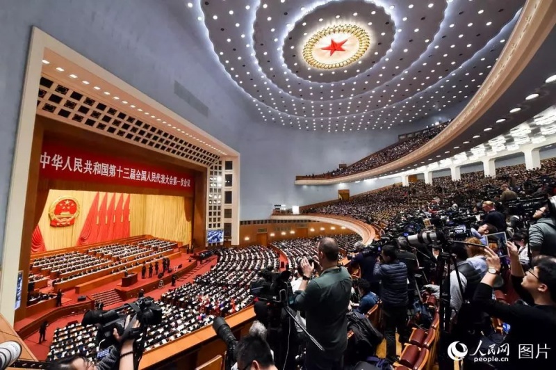 3月5日，第十三屆全國(guó)人民代表大會(huì)第一次會(huì)議在人民大會(huì)堂隆重開(kāi)幕，政府工作報(bào)告再次將能源電力列為重點(diǎn)，并明確提出去產(chǎn)能、降成本、綠色發(fā)展同步，樹立綠水青山就是金山銀山理念，以前所未有的決心和力度加強(qiáng)生態(tài)環(huán)境保護(hù)。



陽(yáng)光電源董事長(zhǎng)曹仁賢作為新一屆人大代表上會(huì)履職，表示生態(tài)環(huán)境始終是他最為關(guān)心的問(wèn)題，同時(shí)呼吁：“全社會(huì)要形成清潔能源將逐步替代化石能源的共識(shí)，加快落實(shí)行動(dòng)，最終讓人人享用清潔電力