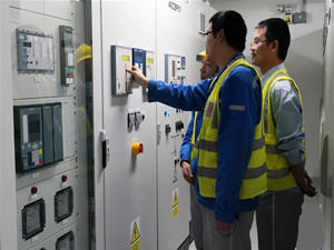 
                
	
                    
	在距离约旦首都安曼约35公里处的扎尔卡市坐落着中国山东电力建设第三工程公司承建的约旦萨姆拉四期扩建联合循环电站项目。3月4日，在约旦扎尔卡市，工作人员在电站内工作