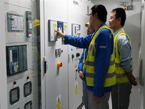 
                
	
                    
	在距離約旦首都安曼約35公里處的扎爾卡市坐落著中國(guó)山東電力建設(shè)第三工程公司承建的約旦薩姆拉四期擴(kuò)建聯(lián)合循環(huán)電站項(xiàng)目。3月4日，在約旦扎爾卡市，工作人員在電站內(nèi)工作