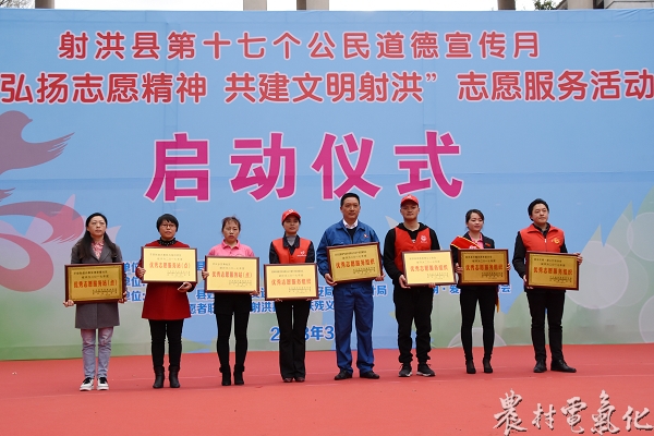 


　　农村电气化网讯：3月5日，明珠公司青年志愿者服务队相继荣获射洪县优秀志愿服务组织、遂宁市最美巾帼志愿者团队，共产党员服务队“电亮社区”志愿服务项目荣获遂宁市十佳志愿服务项目，明珠公司志愿者张开国、陈小燕等同志分别射洪县优秀志愿者和遂宁市十佳志愿者。

　　2017年，明珠公司团委把志愿服务作为保持“全国文明单位”殊荣的重要内容，积极动员团青注册成为志愿者；以国家电网公司“青春光明行”15周年为契机，明珠公司各级团组织持续开展