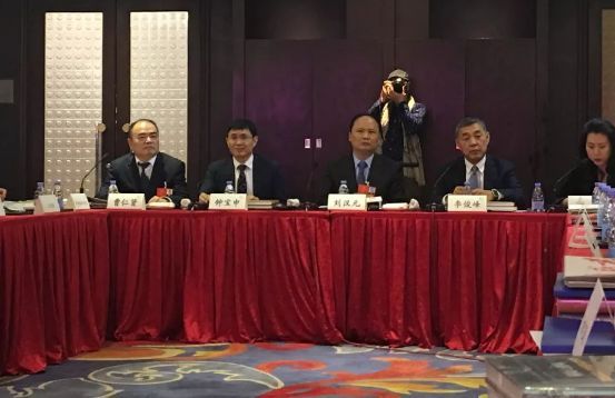 　　“两会”期间，两位光伏领域的全国人大代表，通威集团董事局主席刘汉元、阳光电源股份有限公司总经理曹仁贤在北京召开媒体沟通会，国家应对气候变化战略研究和国际合作中心首任主任李俊峰、全联新能源商会会长、隆基绿能科技股份有限公司董事长钟宝申也参加了此次会议。&nbsp;　　光伏行业的全国人大代表最关心什么问题？会议现场，刘汉元多次提到光伏行业的税费减负以及光伏补贴资金缺口问题