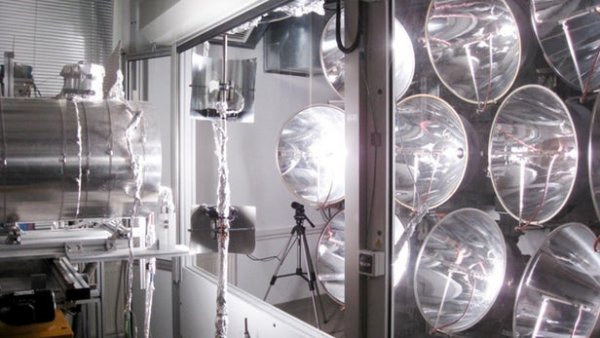 　　太阳可以提供无限量的能量，但是有一个主要的缺点，就是在晚上大约有半天时间，依赖太阳能的设施和设备必须关闭或储存额外的能源，而且这一过程对于集中太阳能(CSP)发电厂具有特别的破坏性。现在，德国航空航天中心的科学家已经测试了一种称为CONTISOL的太阳能反应堆概念，该概念还包含一个热能储存系统，以便日夜运行