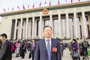             　　促进清洁能源消纳服务美丽中国建设 　　●全国人大代表 国网四川省电力公司董事长、党委书记  石玉东　　政府工作报告明确提出，2018年，单位国内生产总值能耗下降3%以上，主要污染物排放量继续下降。这是继党的十九大要求坚定不移贯彻绿色发展理念，推进能源生产和消费革命，构建清洁低碳、安全高效能源体系之后，又一服务美丽中国建设的具体措施