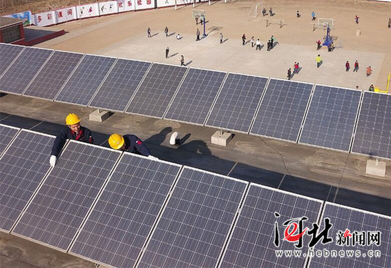 　　《河北省农村地区太阳能取暖试点实施方案 》出台，将在石家庄市、阜平县先行试点示范。　　全省9月底前完成各太阳能取暖试点建设&nbsp;　　2017年12月13日，技术人员在滦南县姜泡村龙子心小学保养用于为校内碳纤维电暖器供电的光伏发电板